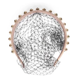 Accessorio per capelli di colore rosa dal design elegante e ricercato.