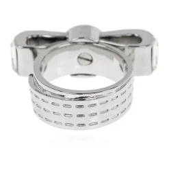 Anello con cristalli luccicanti