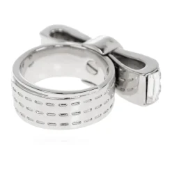 Anello con cristalli luccicanti