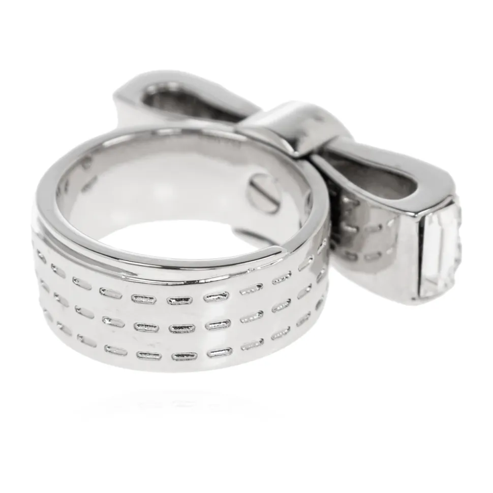 Anello con cristalli luccicanti