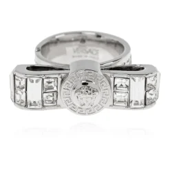 Anello con cristalli luccicanti