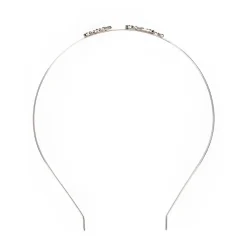 Cerchietto per capelli di colore argento, versatile e chic.