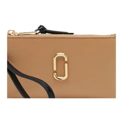Clutch in pelle minimal con dettagli raffinati