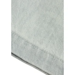 Jeans con ricami floreali