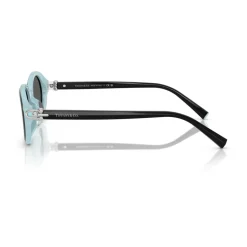 Occhiali da sole alla moda con lenti colorate