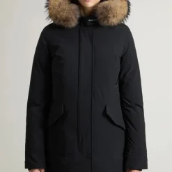Parka in tessuto tecnico nero con pelliccia
