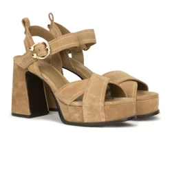 Sandalia in camoscio beige con cinturino alla caviglia