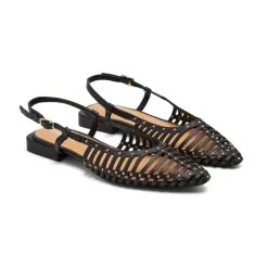 Sandalia in pelle traforata con borchie