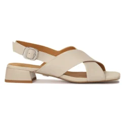 Sandali in pelle con tacco basso