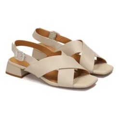 Sandali in pelle con tacco basso