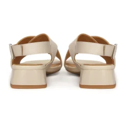 Sandali in pelle con tacco basso