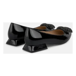 Scarpa piatta con ornamento circolare