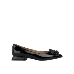 Scarpa piatta con ornamento circolare
