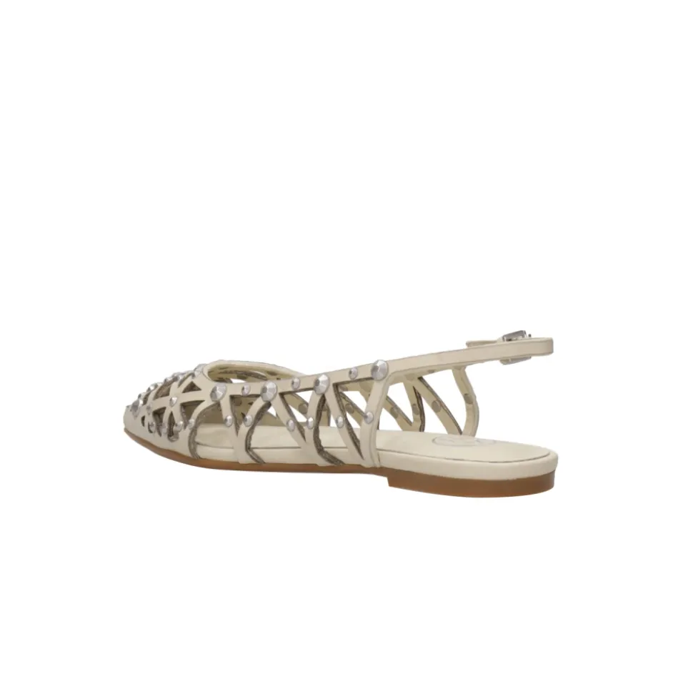 Scarpe in pelle con borchie e cut-out