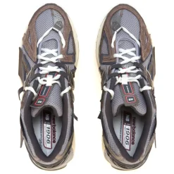 Sneaker New Balance 1906A in ecopelle, mesh e camoscio a pannelli sovrapposti
