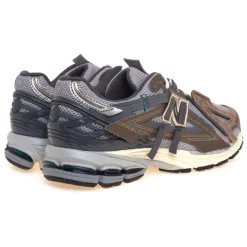 Sneaker New Balance 1906A in ecopelle, mesh e camoscio a pannelli sovrapposti